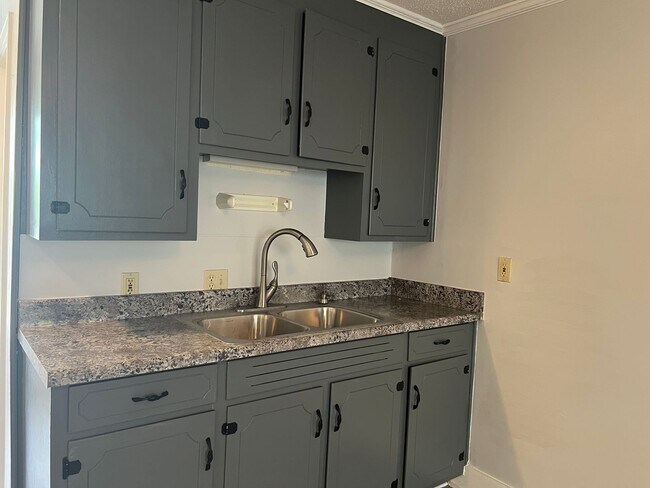 Building Photo - Walk to the Beach - 2 Bedroom, 1 Bath, Unfurnished, 2nd Floor Apartment! Available Now!