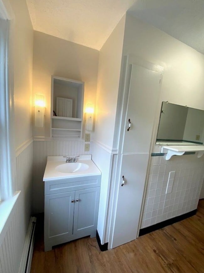 Building Photo - ONE LEVEL Single Family Home Close To Interstates!