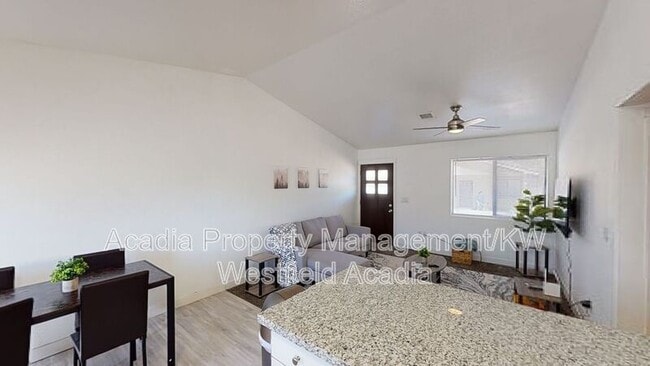 Building Photo - 561 N 10th Pl