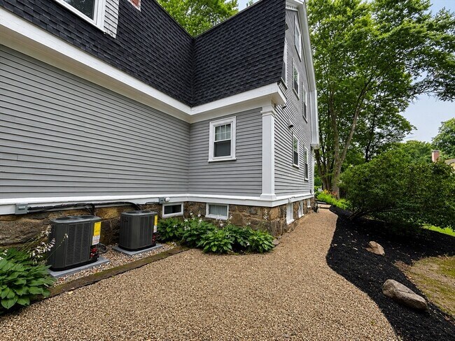 Building Photo - 247 Hale St