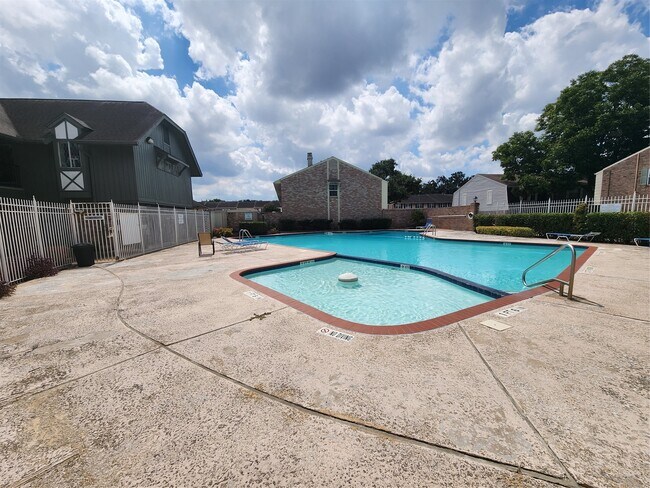 Building Photo - 6340 Chevy Chase Dr