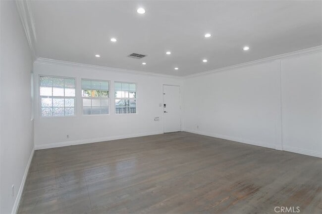 Building Photo - 6059 Vantage Ave