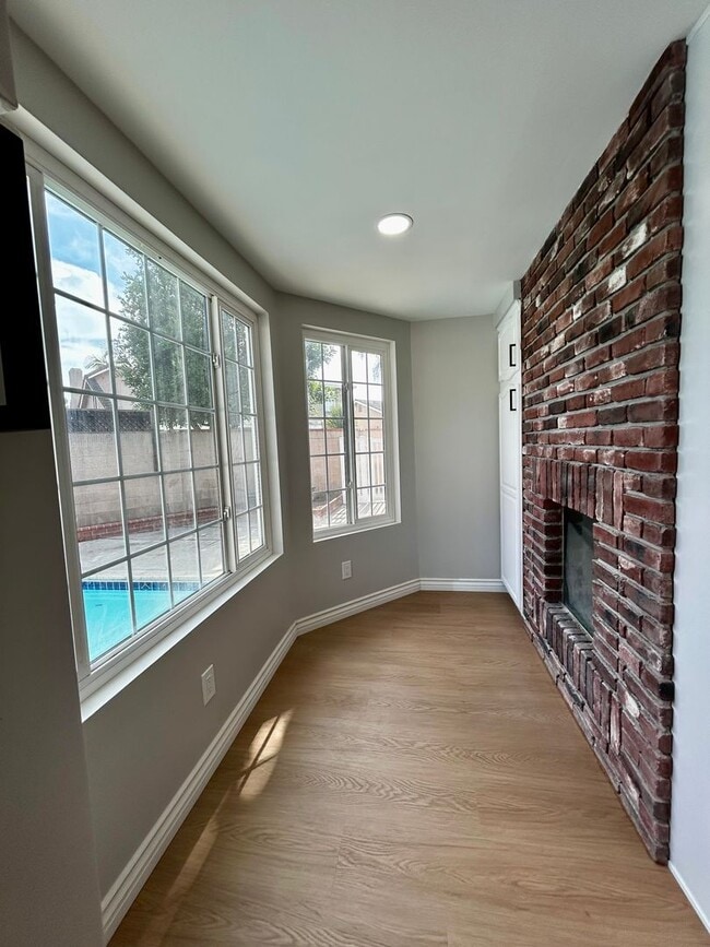 Building Photo - Welcome Home! Beautifully Renovated 3-Bedr...