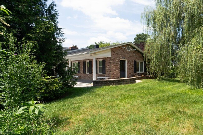 Building Photo - Spacious Split-Level with In-Law Suite & B...