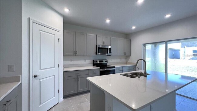 Building Photo - 5557 Tranquila Ln