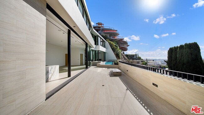 Building Photo - 8765 Hollywood Blvd