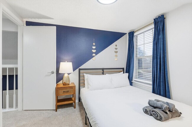 Building Photo - 2 St Charles Pl