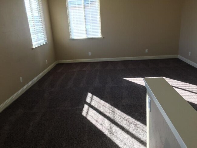 Building Photo - 5771 N Torrey Pines Ave