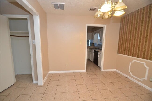 Building Photo - 439 Breeze Park Dr