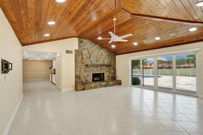 Building Photo - 2527 Lakes Dr