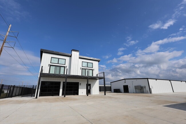 Primary Photo - 4288 W 32nd St