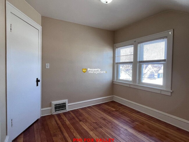 Building Photo - NICE house with wood floors