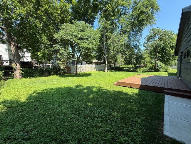 Building Photo - Westwood KS Renovated 3 Bed/2.5 Bath MainLevel Home with Attached Garage and Utilities w/Fee, Own...