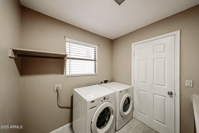 Building Photo - 5440 W Beryl Ave