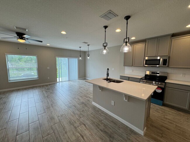 Building Photo - 3 BD/2.5 BA Home, Modern Elegance Meets Ev...