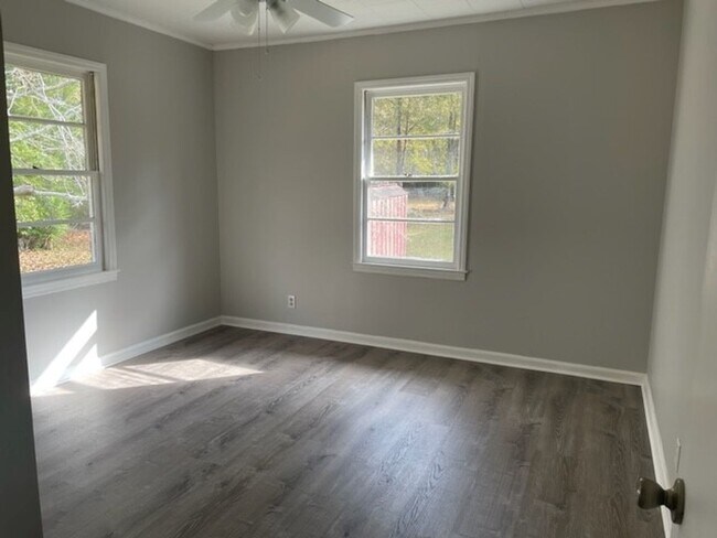 Building Photo - Charming 3BR/1.5BA Brick Home in Nashville – No Carpet & Large Yard