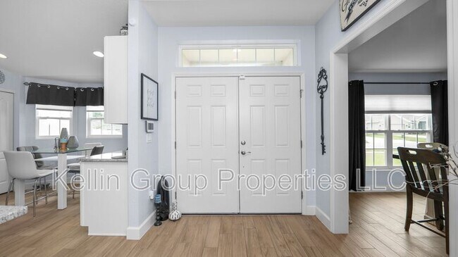 Building Photo - 4762 Drake Ave