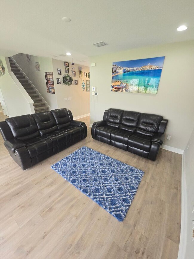 Building Photo - Gorgeous 5-Bedroom, 3-Bathroom in Riverview