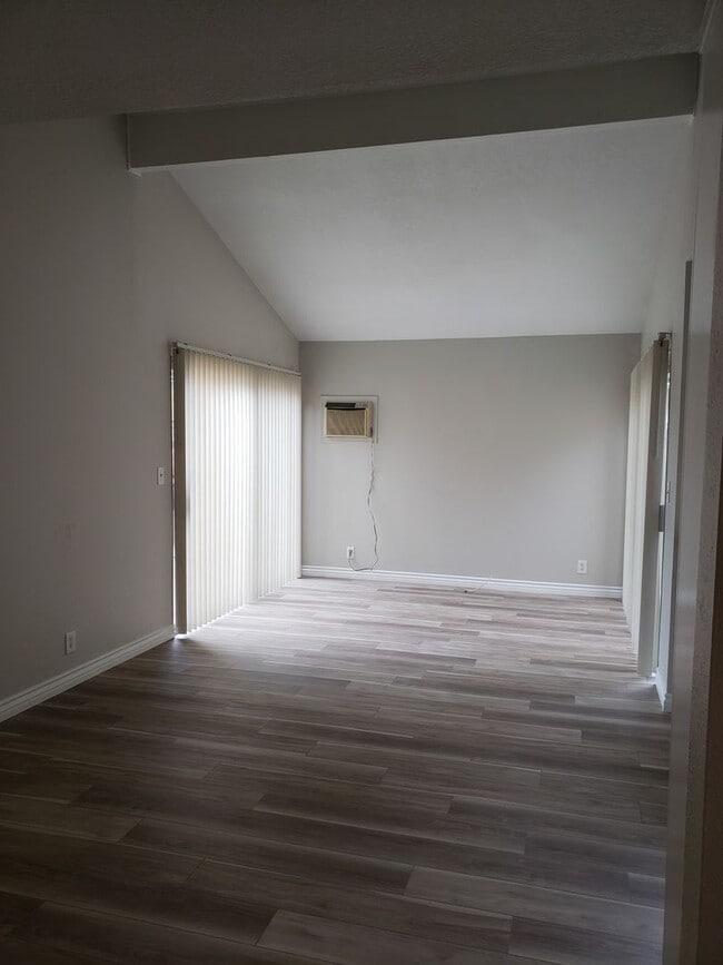 Building Photo - Great 3-bedroom, 2 bath home in Tustin Mea...