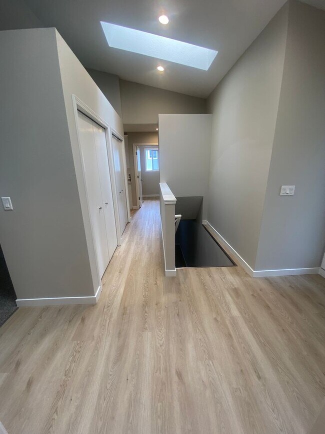 Building Photo - Charming 3 Bed, 3 Bath Duplex near Riverside State Park!