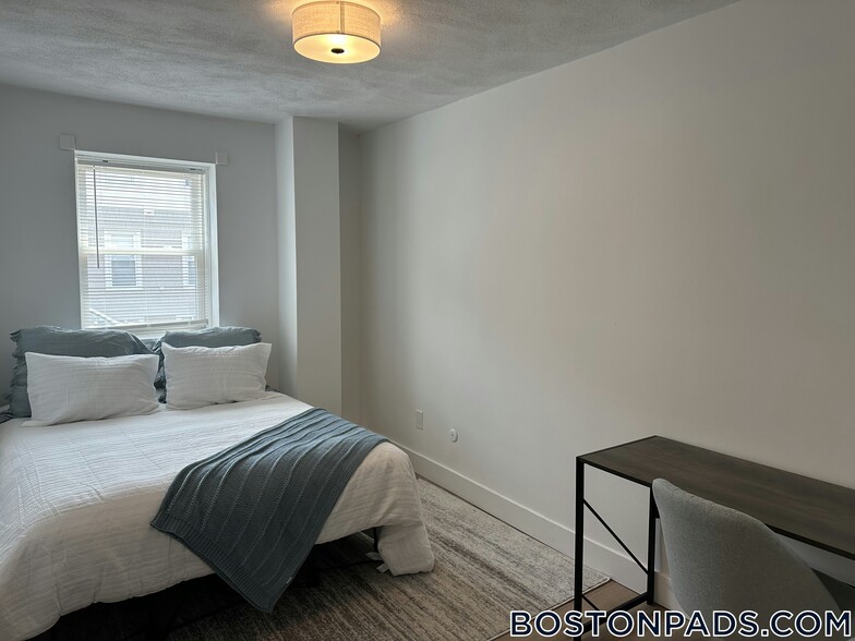 Building Photo - 740 E 7th St