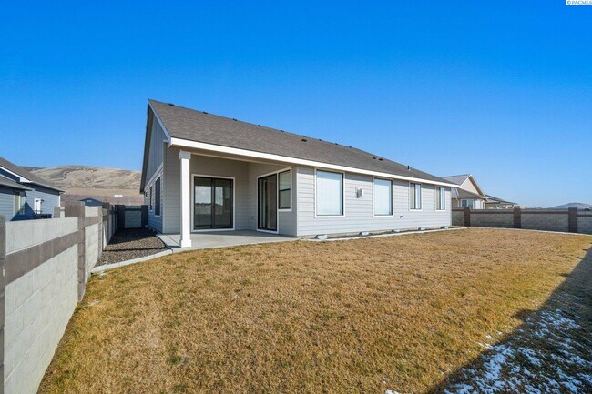 Building Photo - Generational suite w/separate entrance!