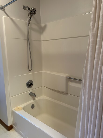 Tub/Shower - 3383 Locust Ln
