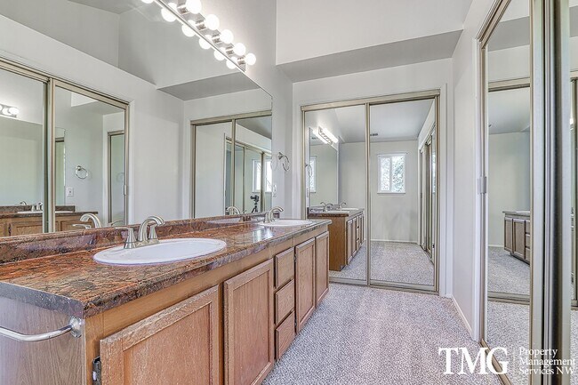 Building Photo - Amazing Open concept Condo in a secluded c...