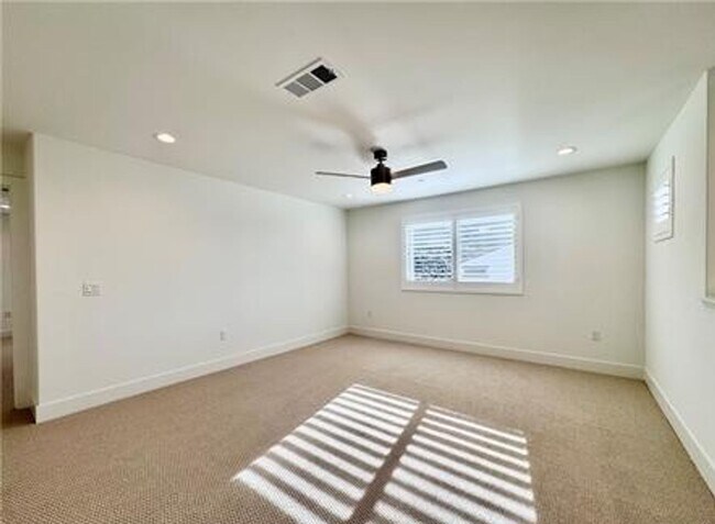 Building Photo - Stunning and Spacious 6BR 5BA Home w/ Solar Panels + Quartz Counter + Fenced Yard + 2 Car Garage ...