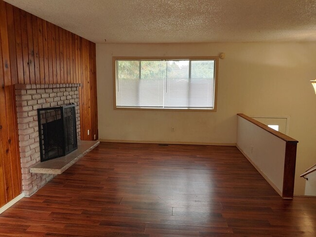 Building Photo - 4 Bedroom, 2 Bath Home Central Coeur d'Alene