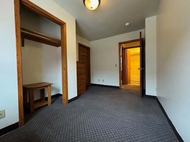 Building Photo - 408