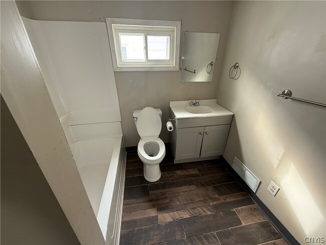 Building Photo - 135 Culbert St