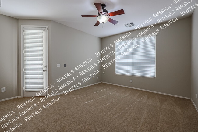 Building Photo - *$500 off the 1st full month's rent with a...