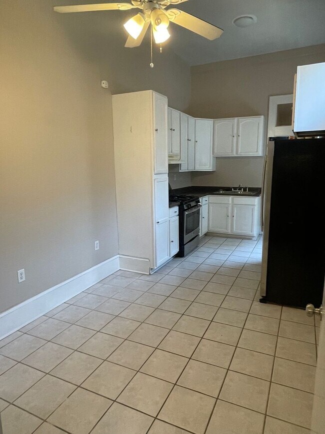 Building Photo - 1BD/1BA Shotgun with Laundry in Unit and Private Courtyard