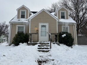 Building Photo - 3 Bedroom 1.5 Bath House - Parking/Laundry Hook-Ups!