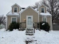 Building Photo - 3 Bedroom 1.5 Bath House - Parking/Laundry Hook-Ups!