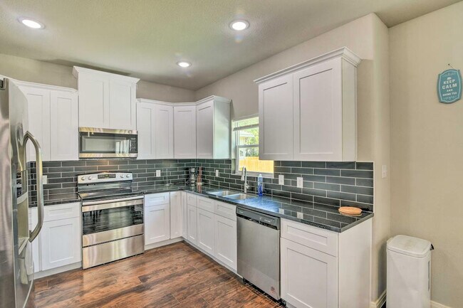 Building Photo - 3510 Oleander Ave