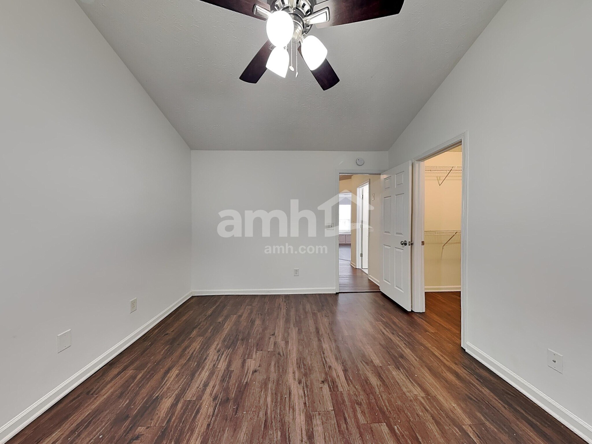 Building Photo - 558 The Blvd