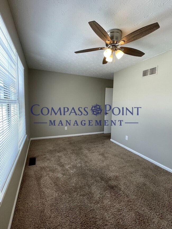 Building Photo - 2BR 1.5 BTH townhouse, First Month's Rent Free!!