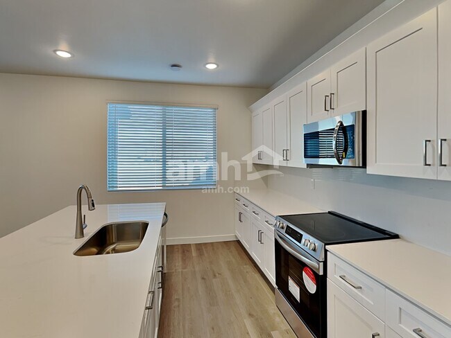 Building Photo - 9748 W Parkway Dr