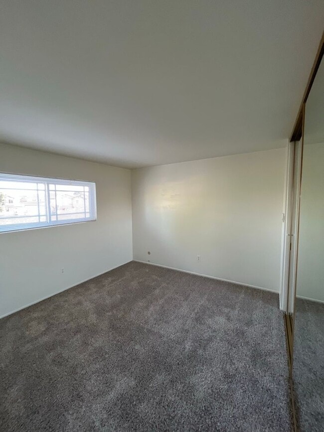 Building Photo - Beautiful 4 Bd Townhouse