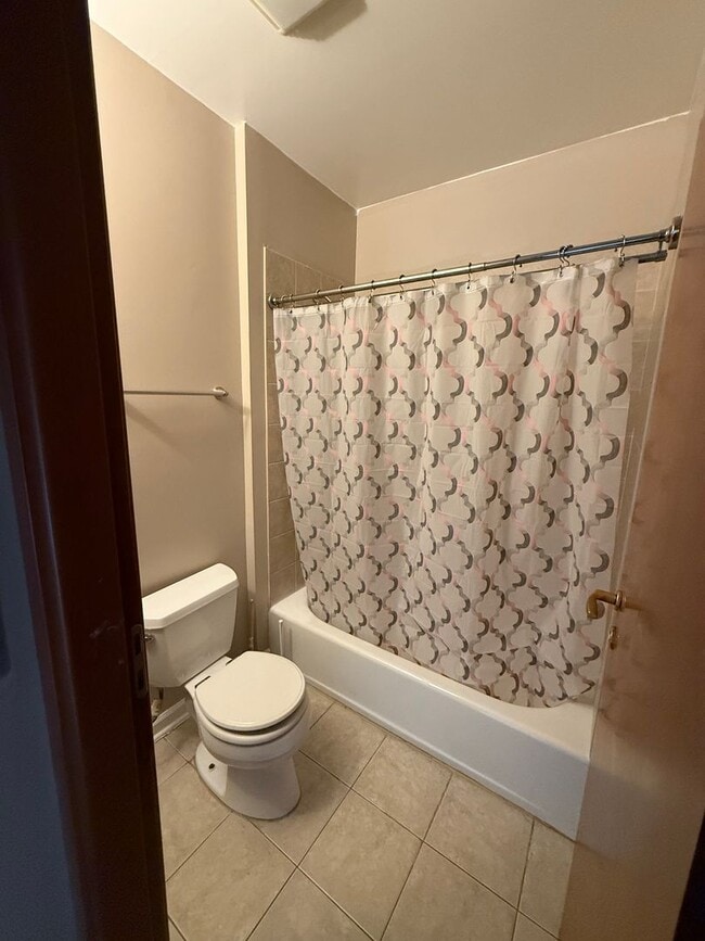 Building Photo - 3 Bedroom 2 Bath Apartment in Rogers Park