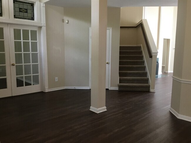 Building Photo - 141 S Laguna Pointe Dr