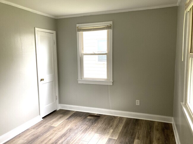 Building Photo - 1011 E 16th St