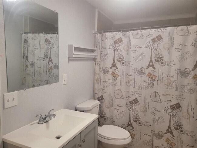 Building Photo - 1320 S Oleander Ave