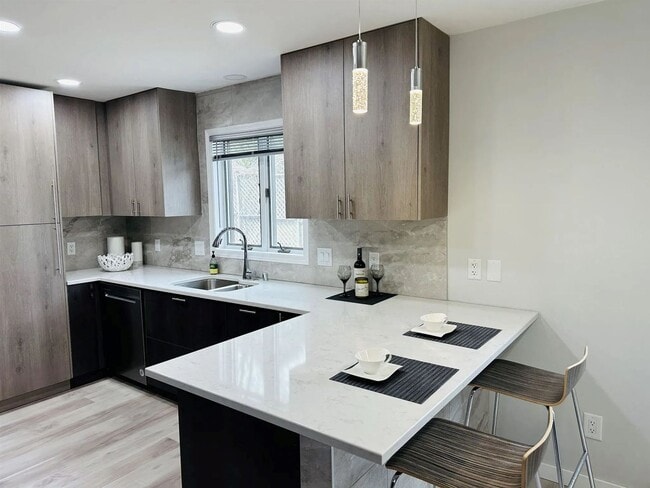 Building Photo - Lower Level Bedroom w/ Private Bathroom Fo...