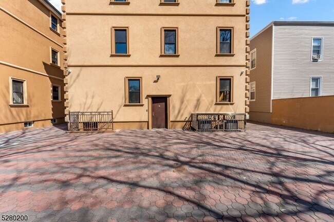Building Photo - 116 Paine Ave