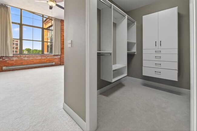 Building Photo - 526 Plum St