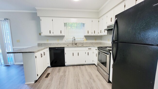 Building Photo - 830 Larch Way