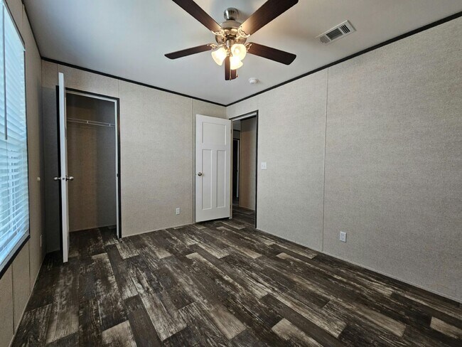 Building Photo - 16821 Oak Leaf Ct